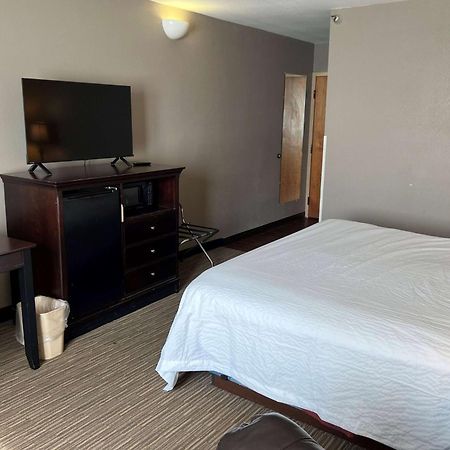 Days Inn By Wyndham Pittsburg Ks Екстериор снимка