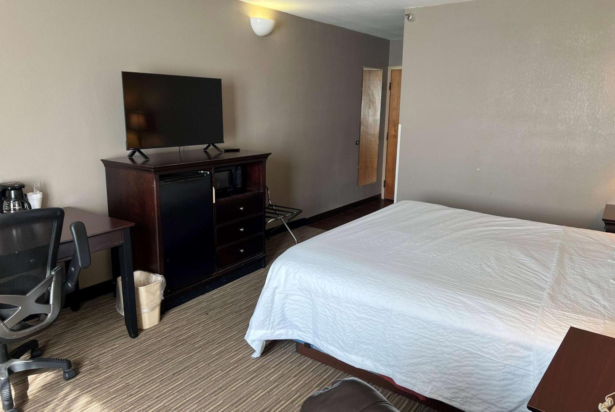 Days Inn By Wyndham Pittsburg Ks Екстериор снимка