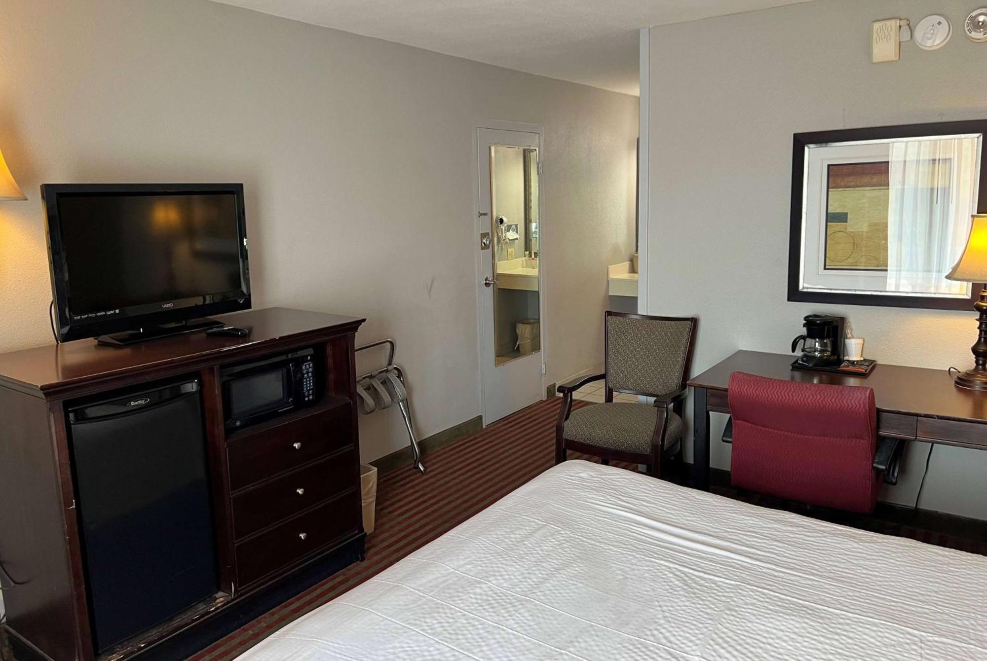 Days Inn By Wyndham Pittsburg Ks Екстериор снимка