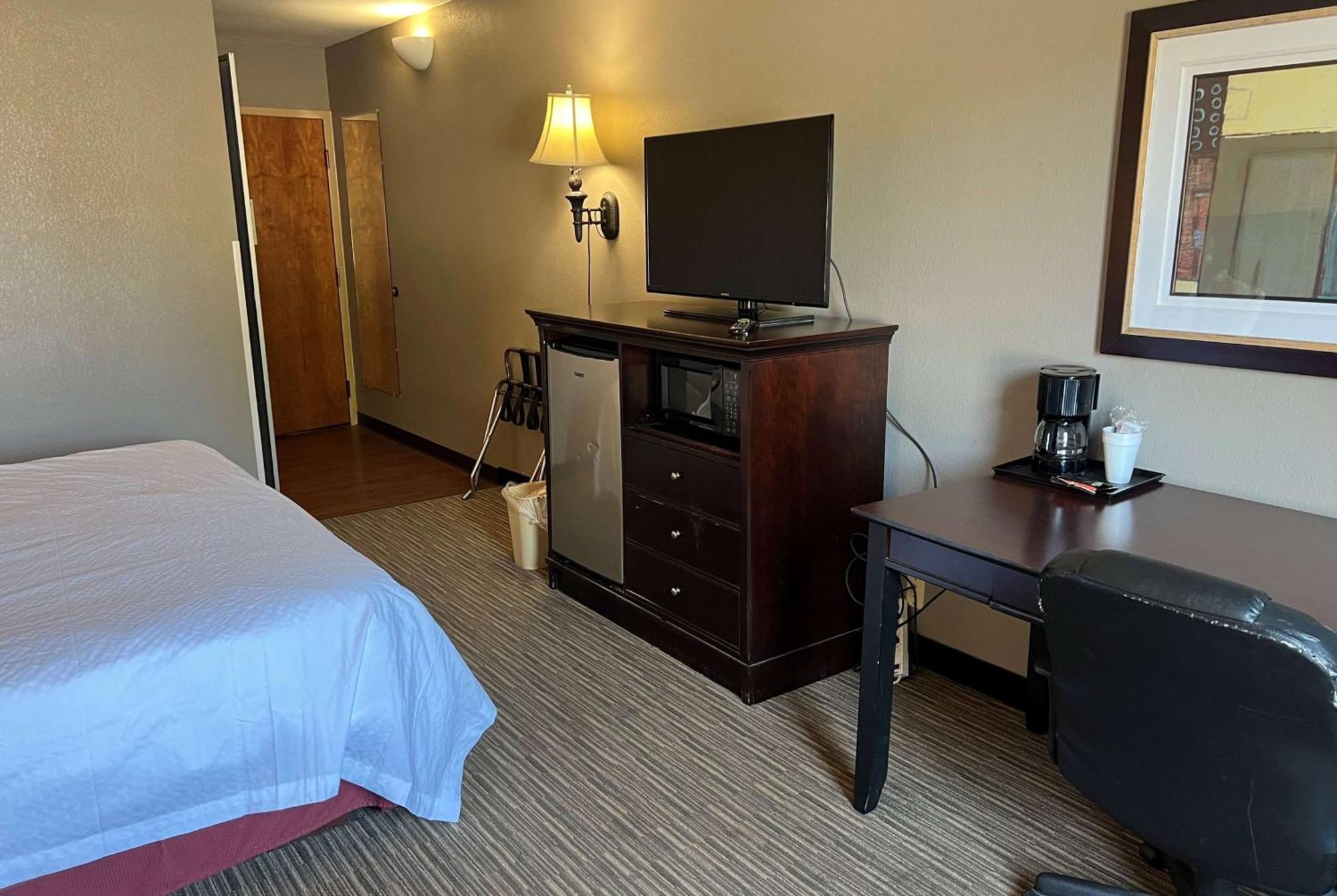 Days Inn By Wyndham Pittsburg Ks Екстериор снимка