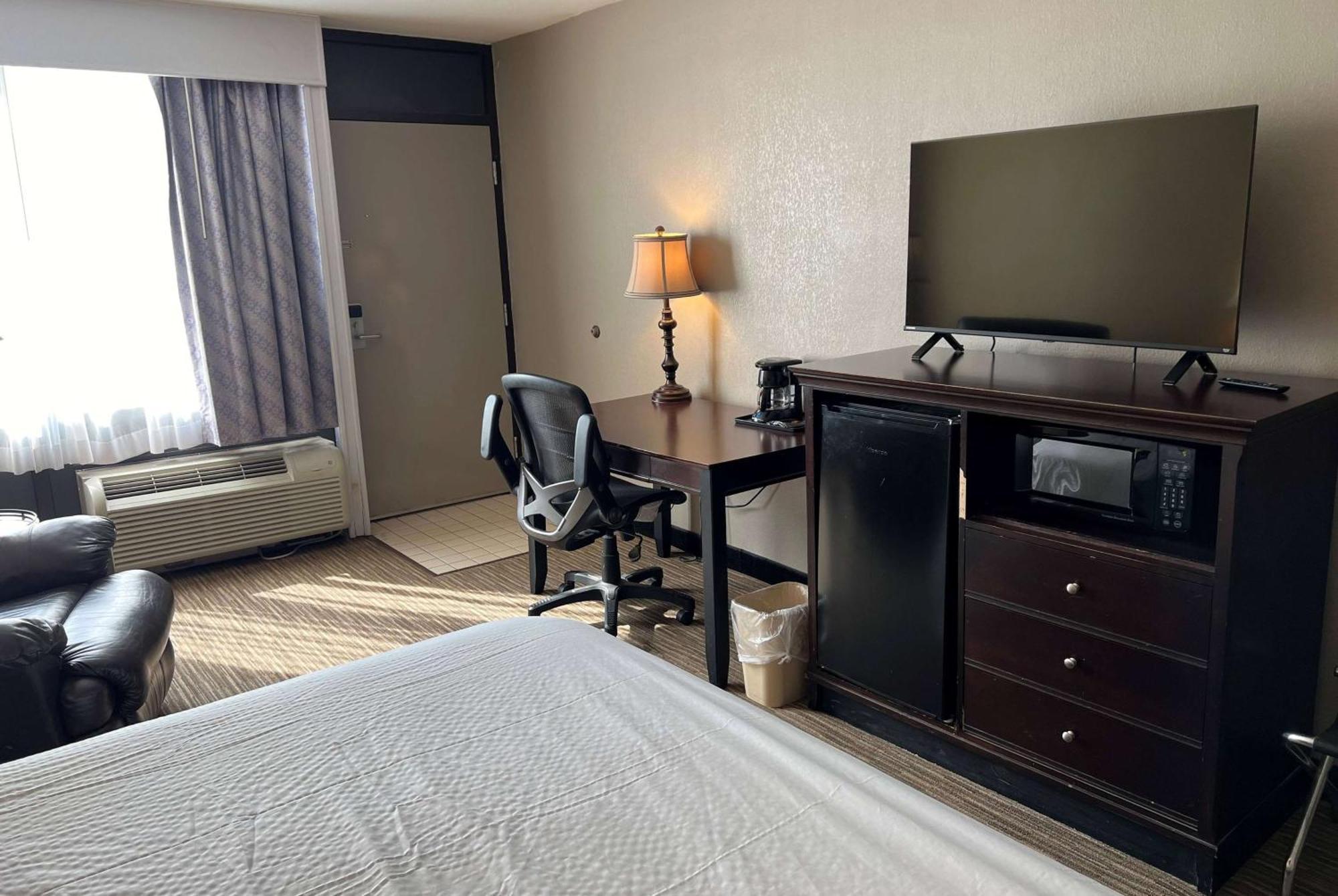 Days Inn By Wyndham Pittsburg Ks Екстериор снимка