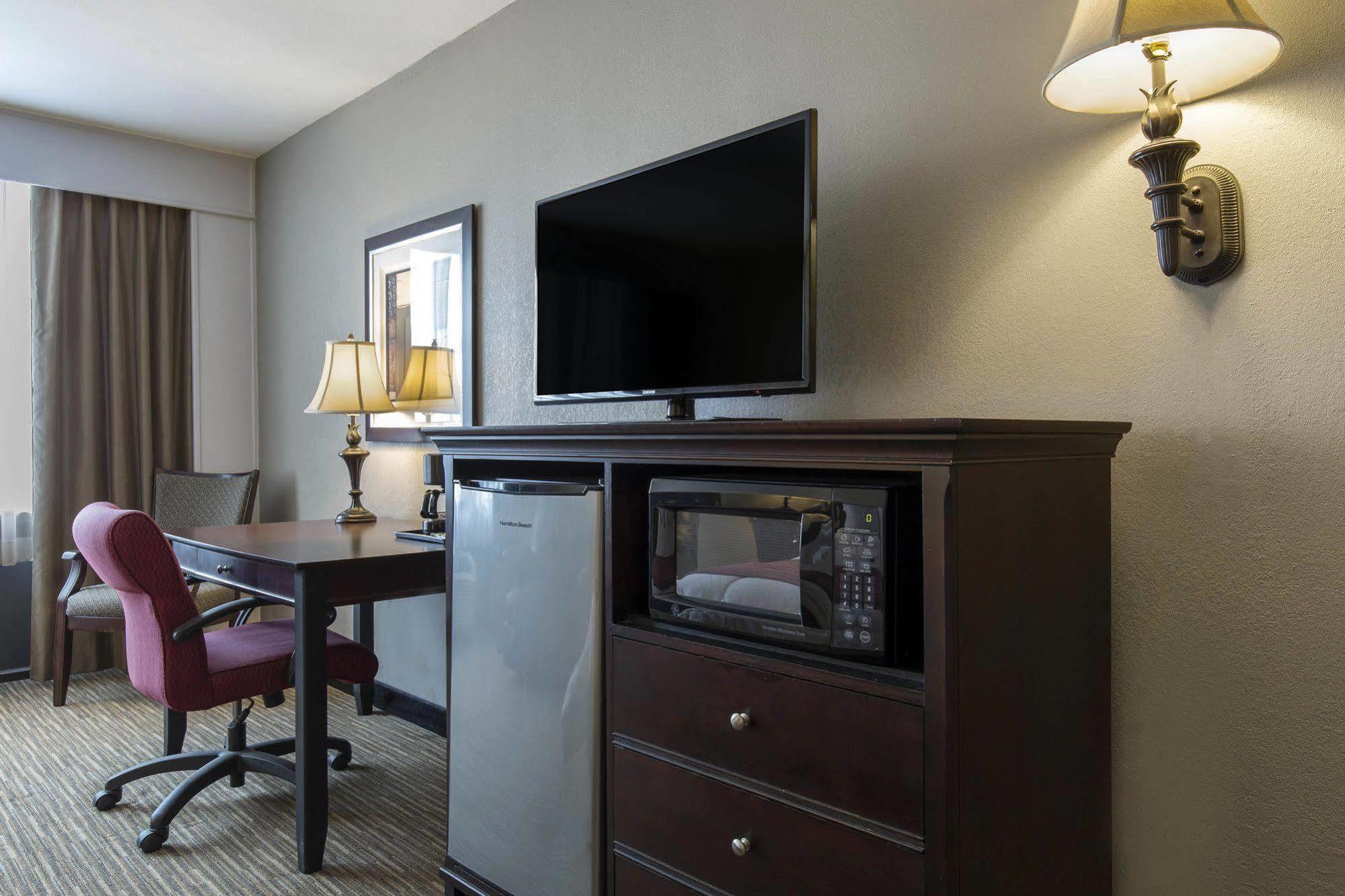 Days Inn By Wyndham Pittsburg Ks Екстериор снимка