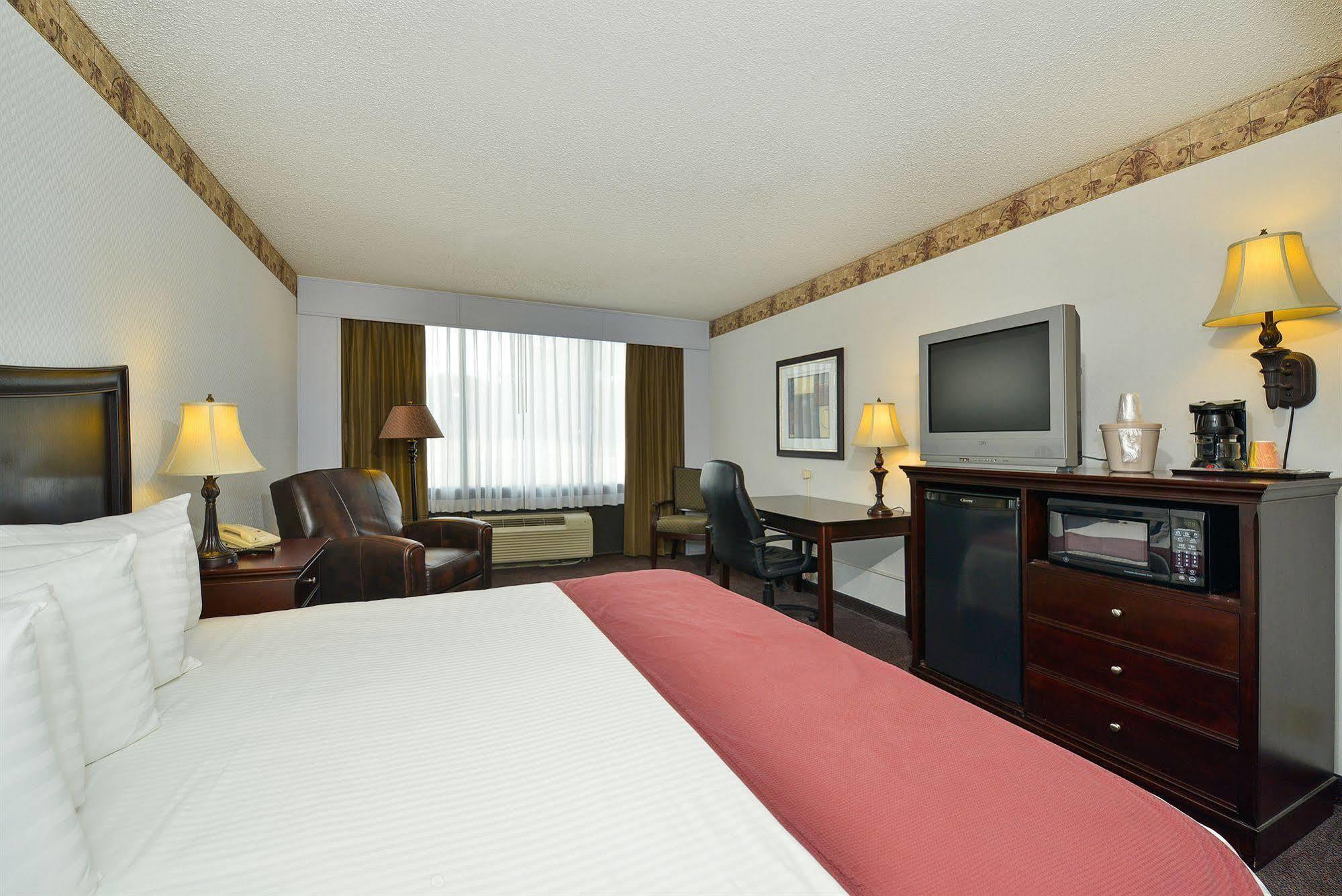 Days Inn By Wyndham Pittsburg Ks Екстериор снимка