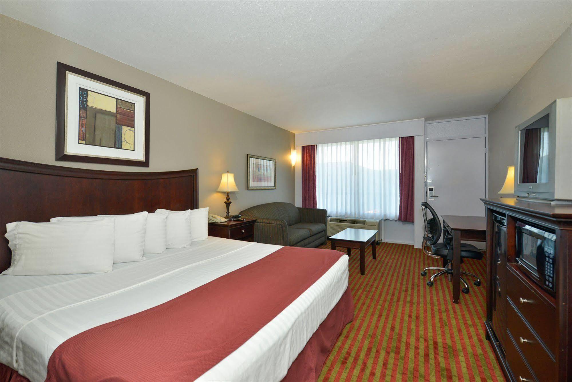 Days Inn By Wyndham Pittsburg Ks Екстериор снимка