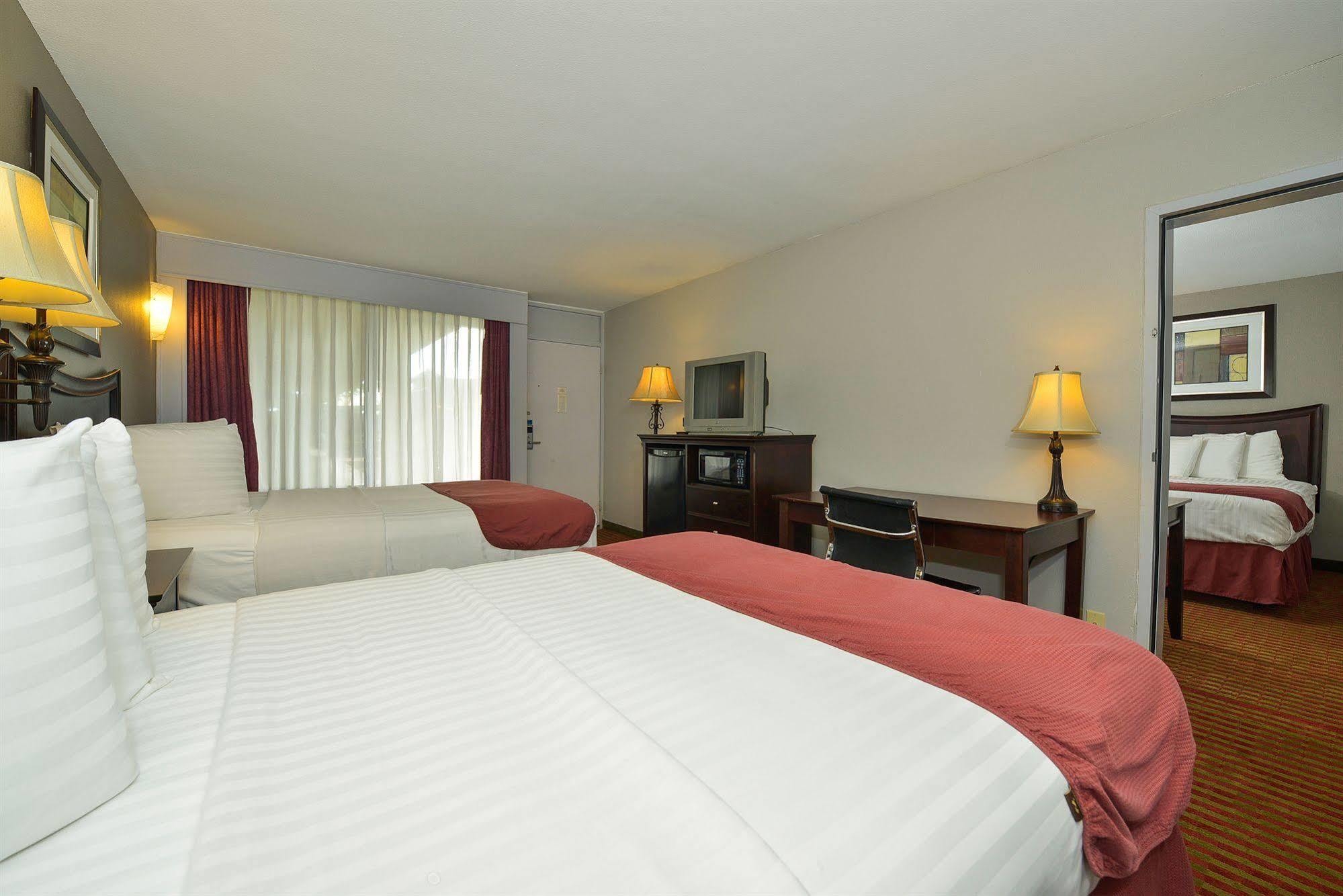 Days Inn By Wyndham Pittsburg Ks Екстериор снимка