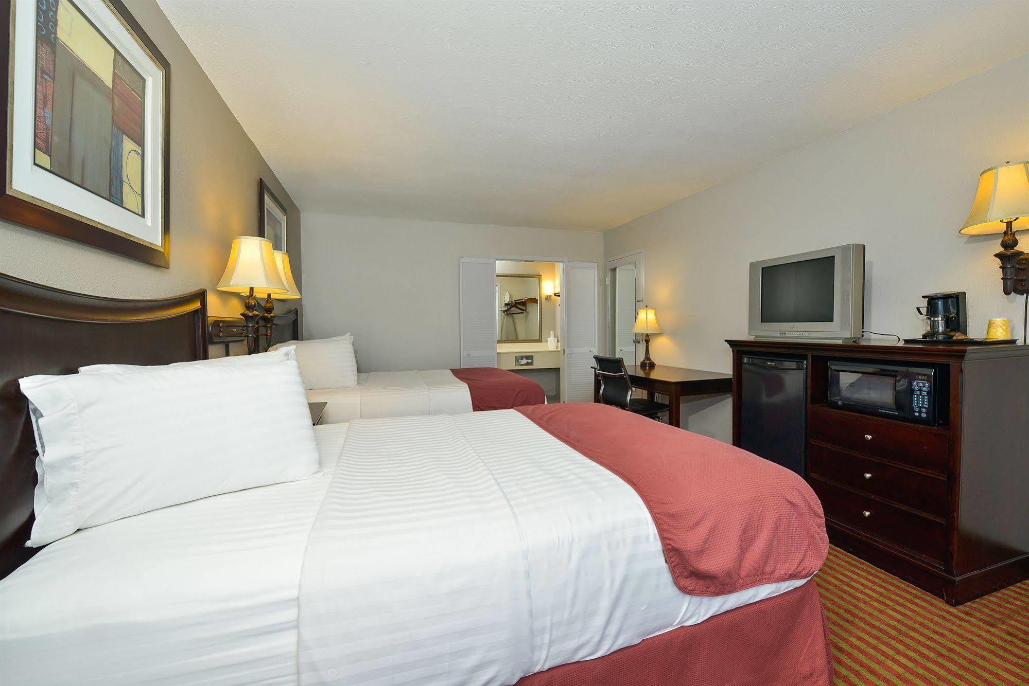 Days Inn By Wyndham Pittsburg Ks Екстериор снимка