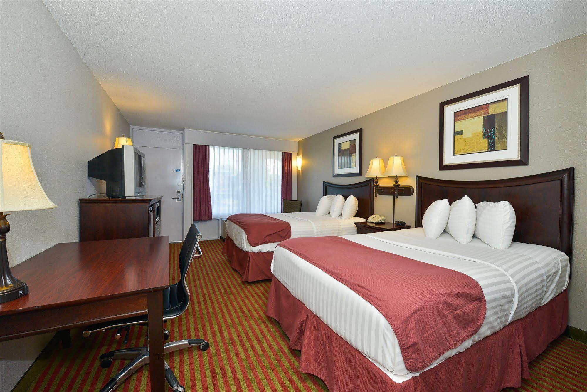 Days Inn By Wyndham Pittsburg Ks Екстериор снимка