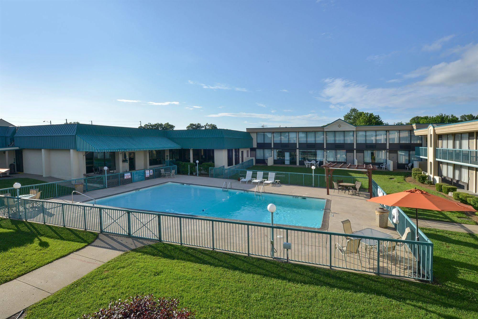 Days Inn By Wyndham Pittsburg Ks Екстериор снимка