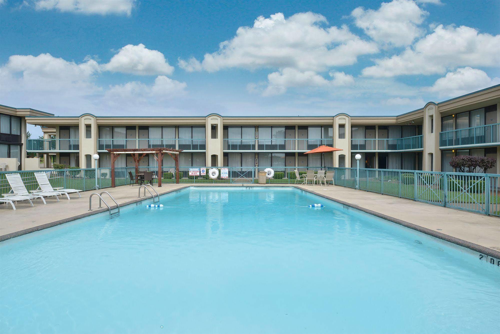 Days Inn By Wyndham Pittsburg Ks Екстериор снимка