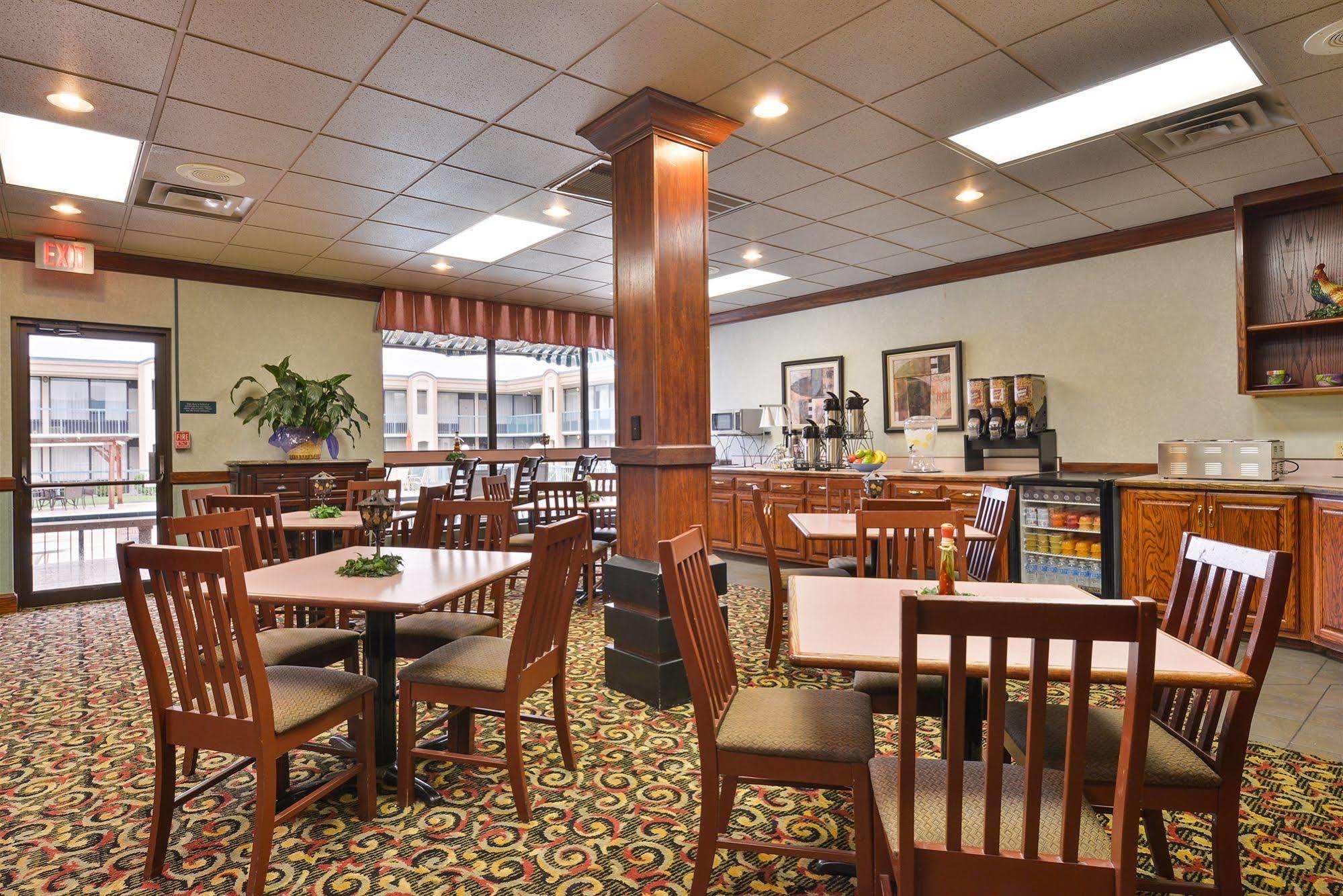 Days Inn By Wyndham Pittsburg Ks Екстериор снимка