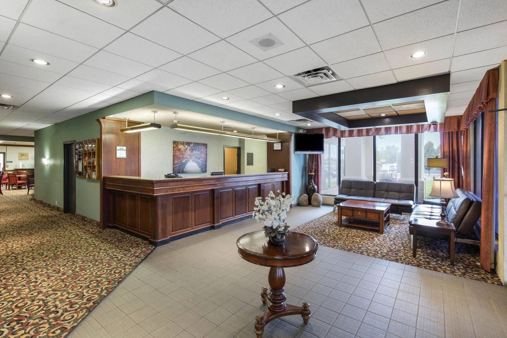 Days Inn By Wyndham Pittsburg Ks Екстериор снимка