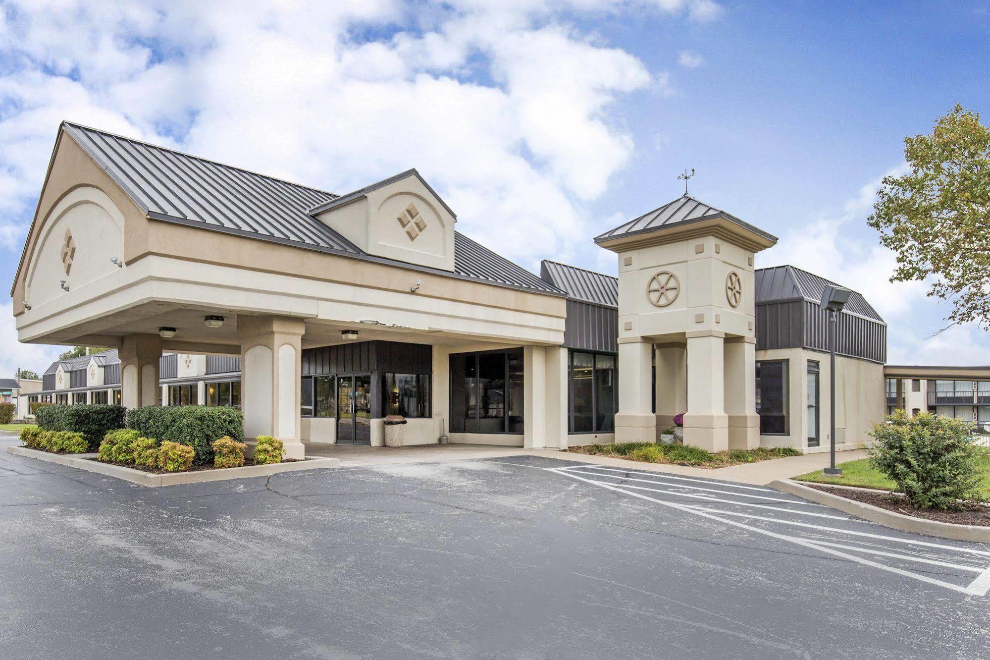 Days Inn By Wyndham Pittsburg Ks Екстериор снимка